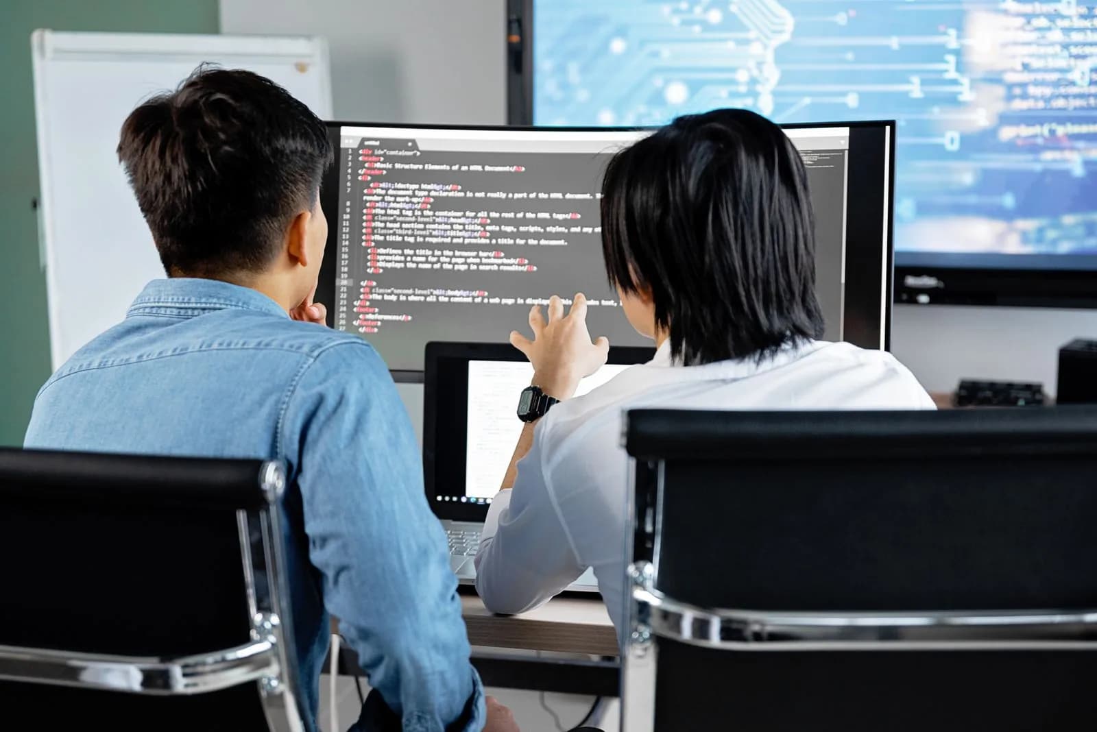Gemeinsame Analyse von Code am Monitor