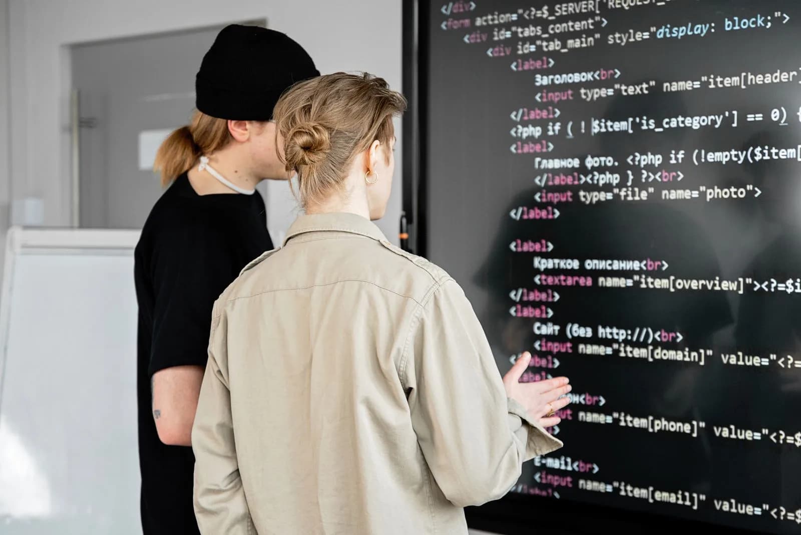 Gespräch über Code auf einem Bildschirm