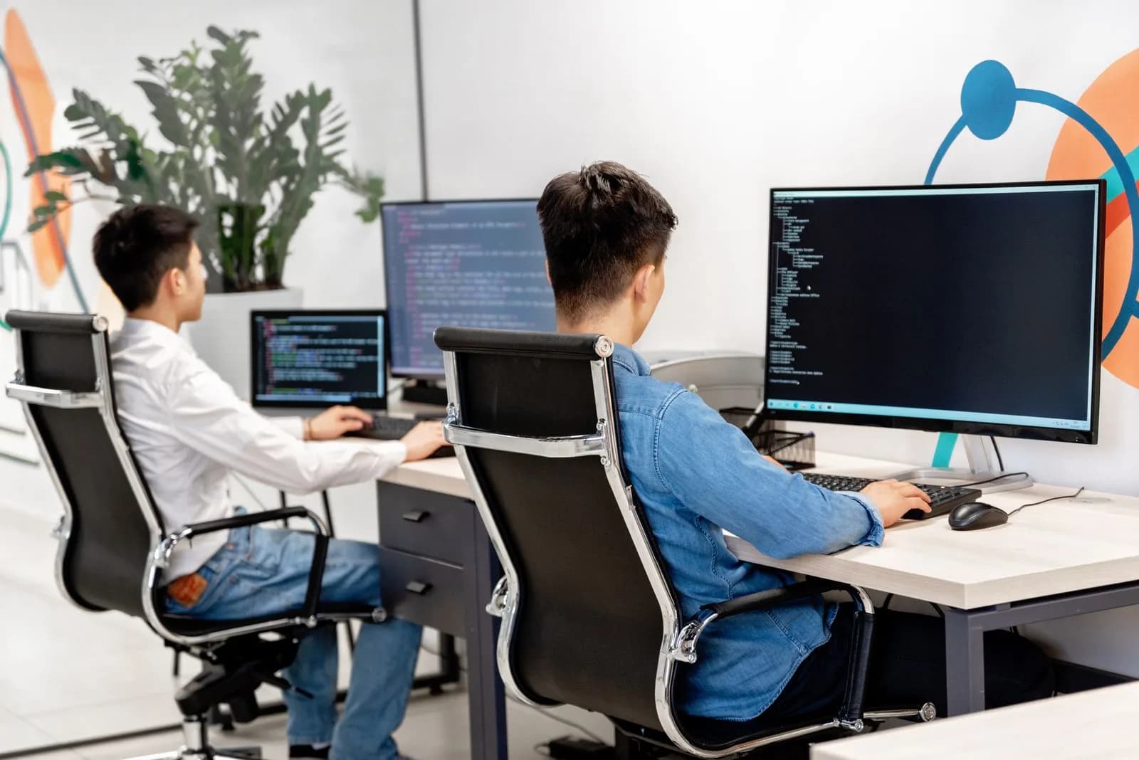 Arbeitsplätze mit Code auf den Monitoren